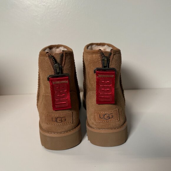 UGG Classic Mini Logo Zip - W7 - Picture 2 of 9